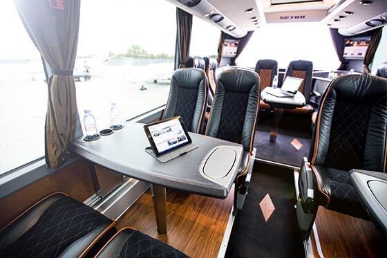 Innenansicht eines Businessliners mit Arbeitsplätzen und Tischen.