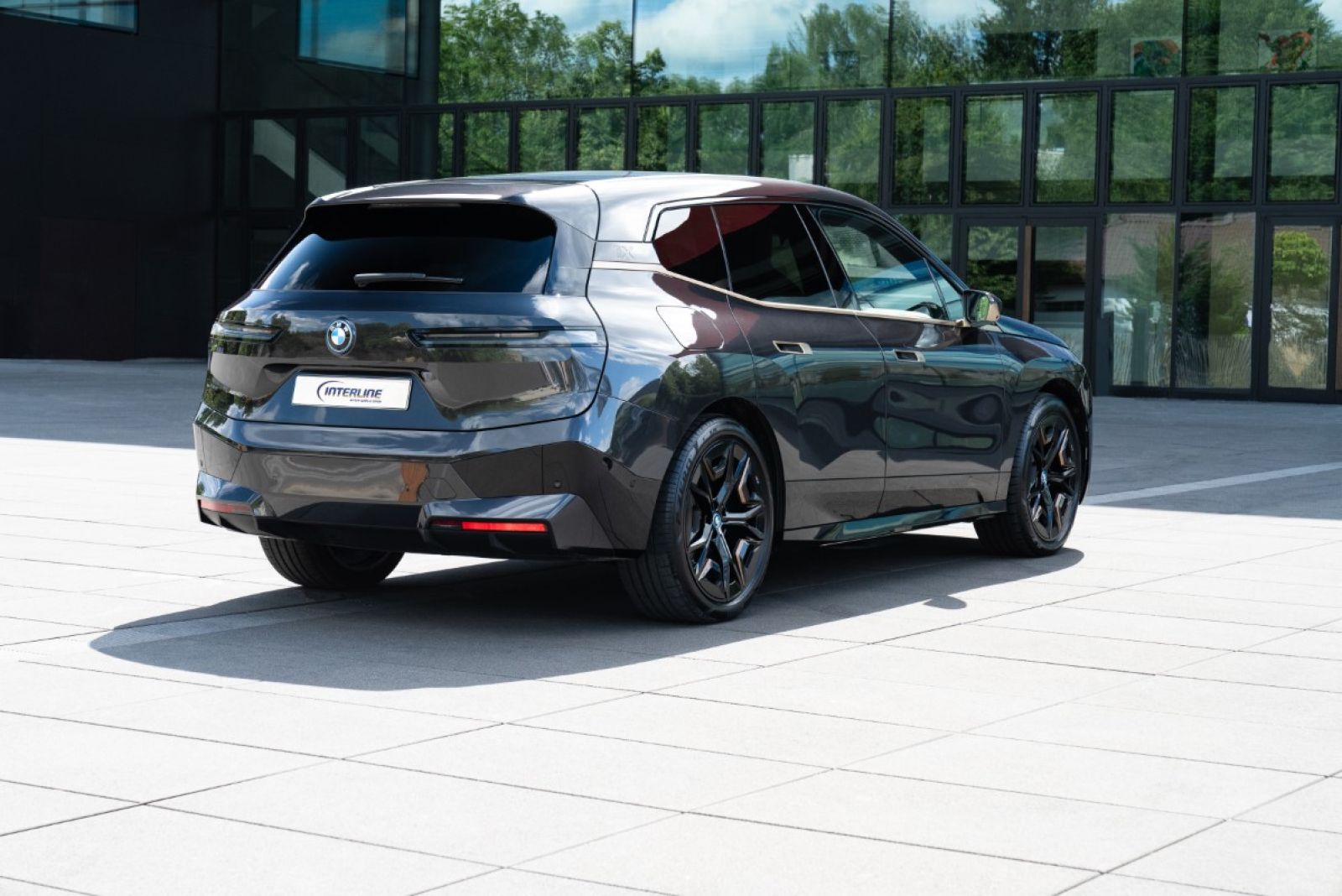 BMW iX xDrive50 (electric) von hinten.