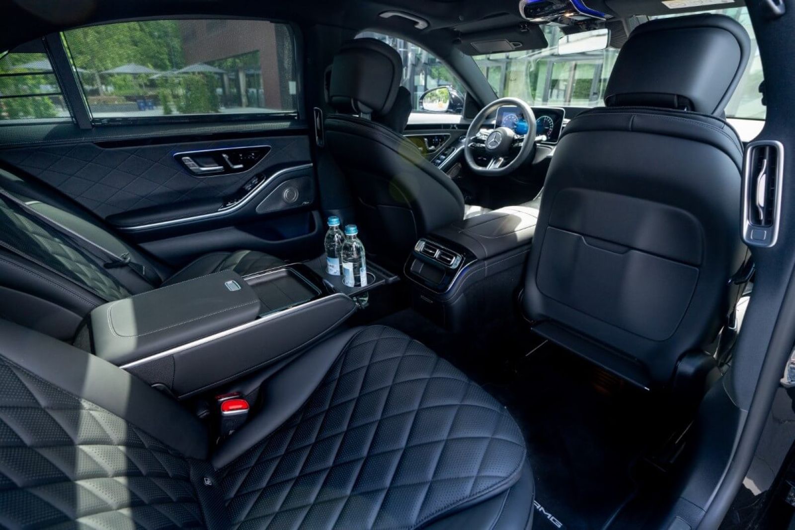 Limousine Mercedes S580 e L 4matic (hybrid) interior back.
