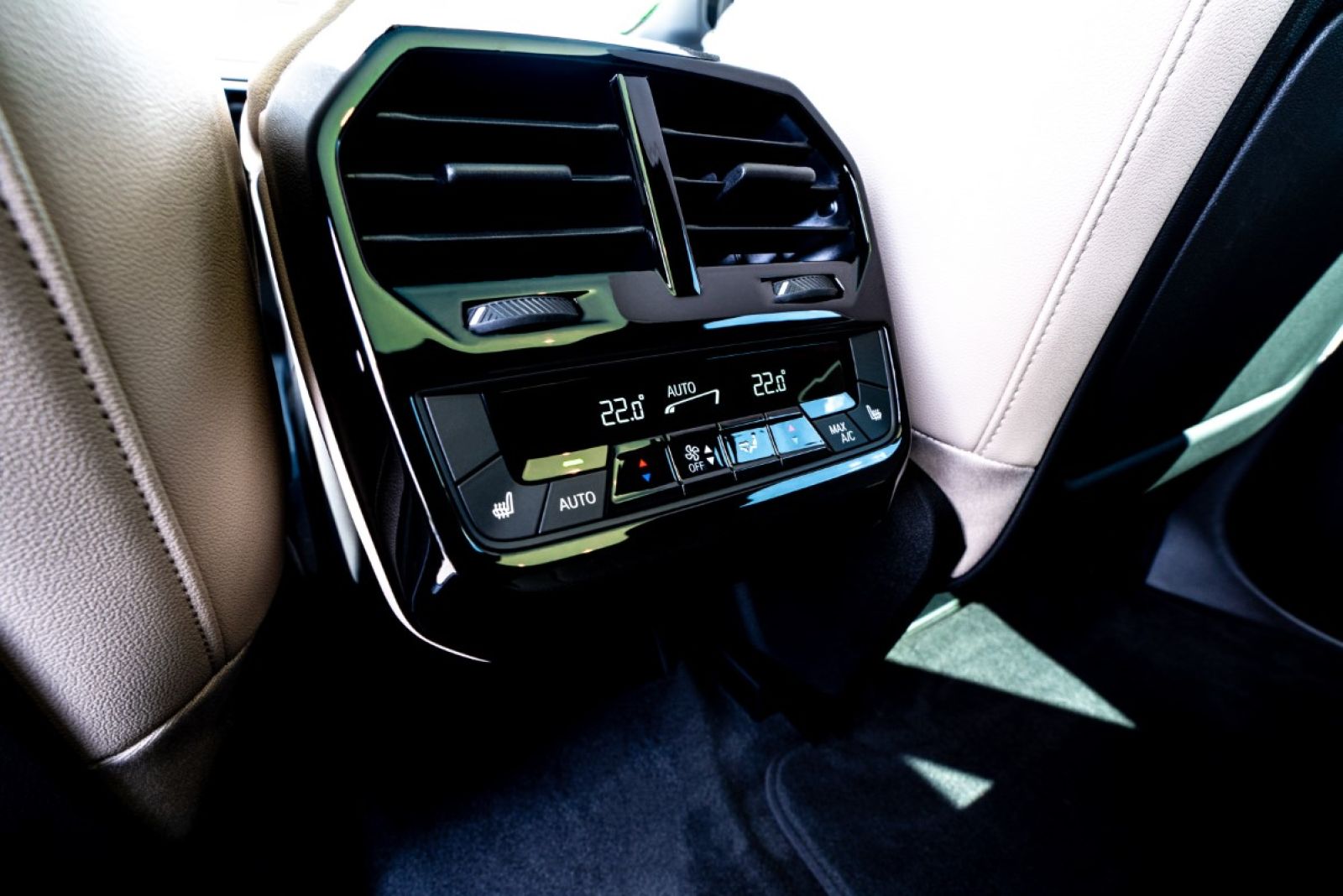 BMW iX xDrive50 (electric) Innenansicht Mittelkonsole.