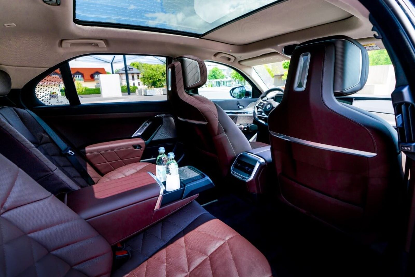 Limousine BMW 740d xDrive interior back.
