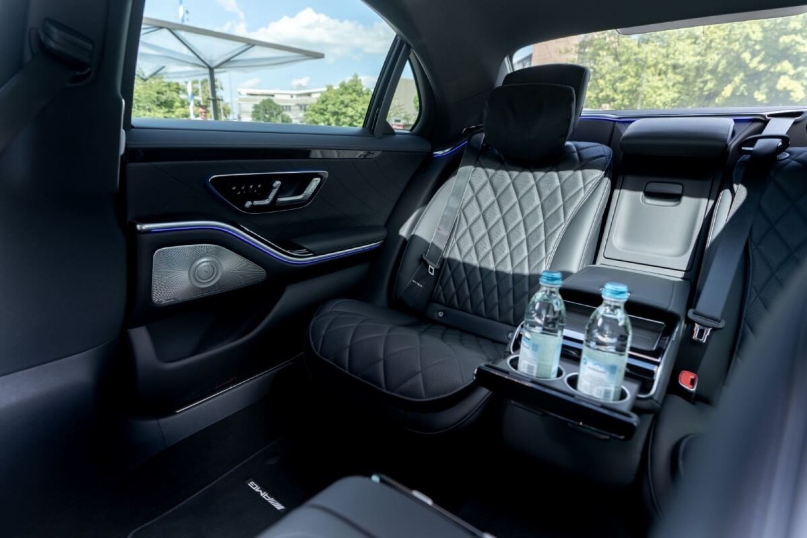 Limousine Mercedes S580 e L 4matic (hybrid) interior back seats.