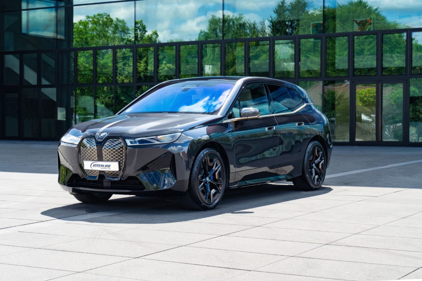 BMW iX xDrive50 (electric) von vorne.