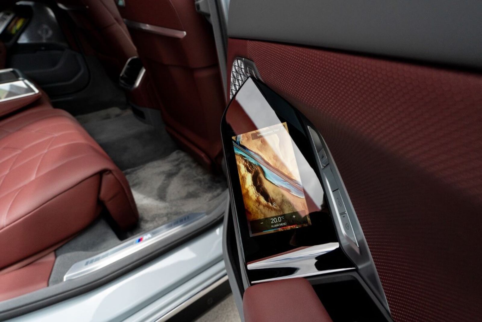 Limousine BMW i7 xDrive 60 interior details door panel.